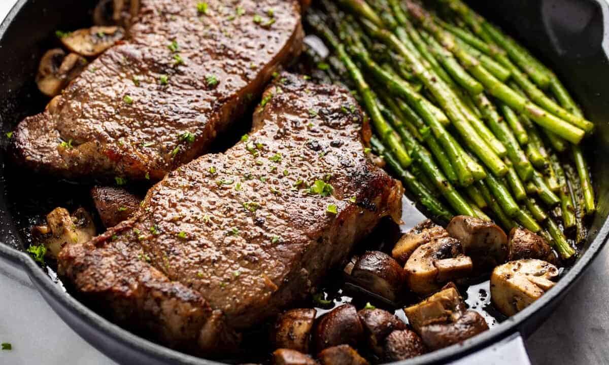 Grilled steak with asparagus and mushrooms