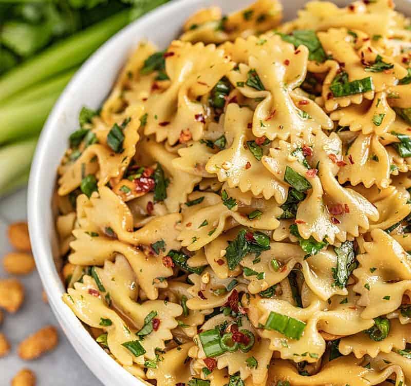 Spicy thai pasta salad with peanuts